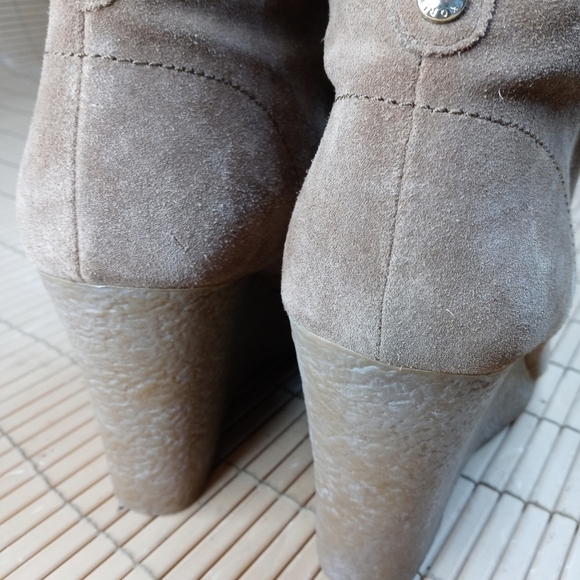 Michael Kors women's sz 10M. 4" wedge heel ankle boots. Brown leather lace. Grea - Picture 8 of 10